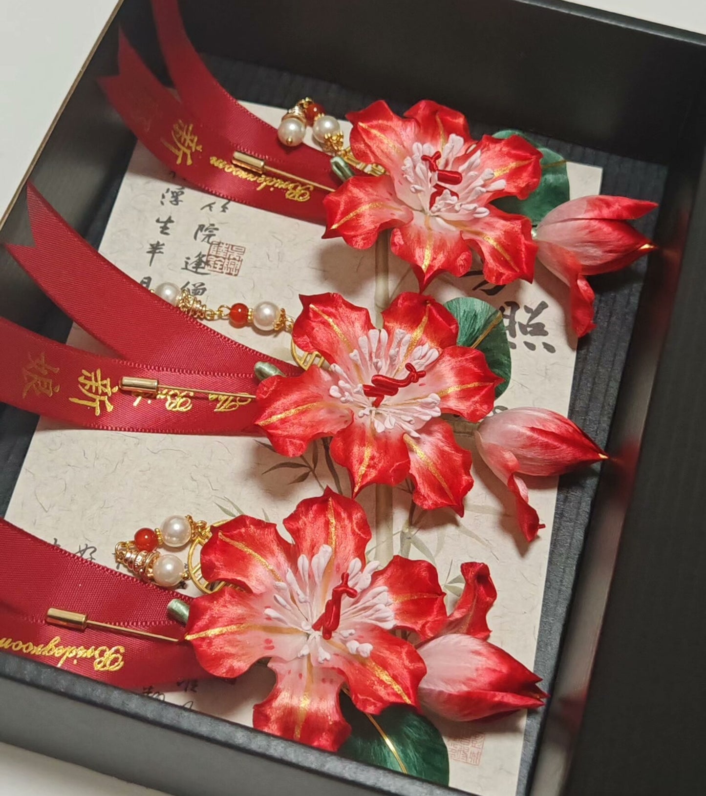 Coffret Fait Main Lys Rouge Ronghua | Épingle à Cheveux, Broche et Boucles d'Oreilles en Velours de Soie de Mûrier