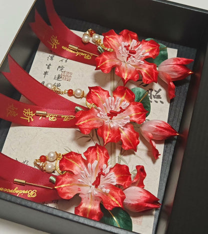 Coffret Fait Main Lys Rouge Ronghua | Épingle à Cheveux, Broche et Boucles d'Oreilles en Velours de Soie de Mûrier