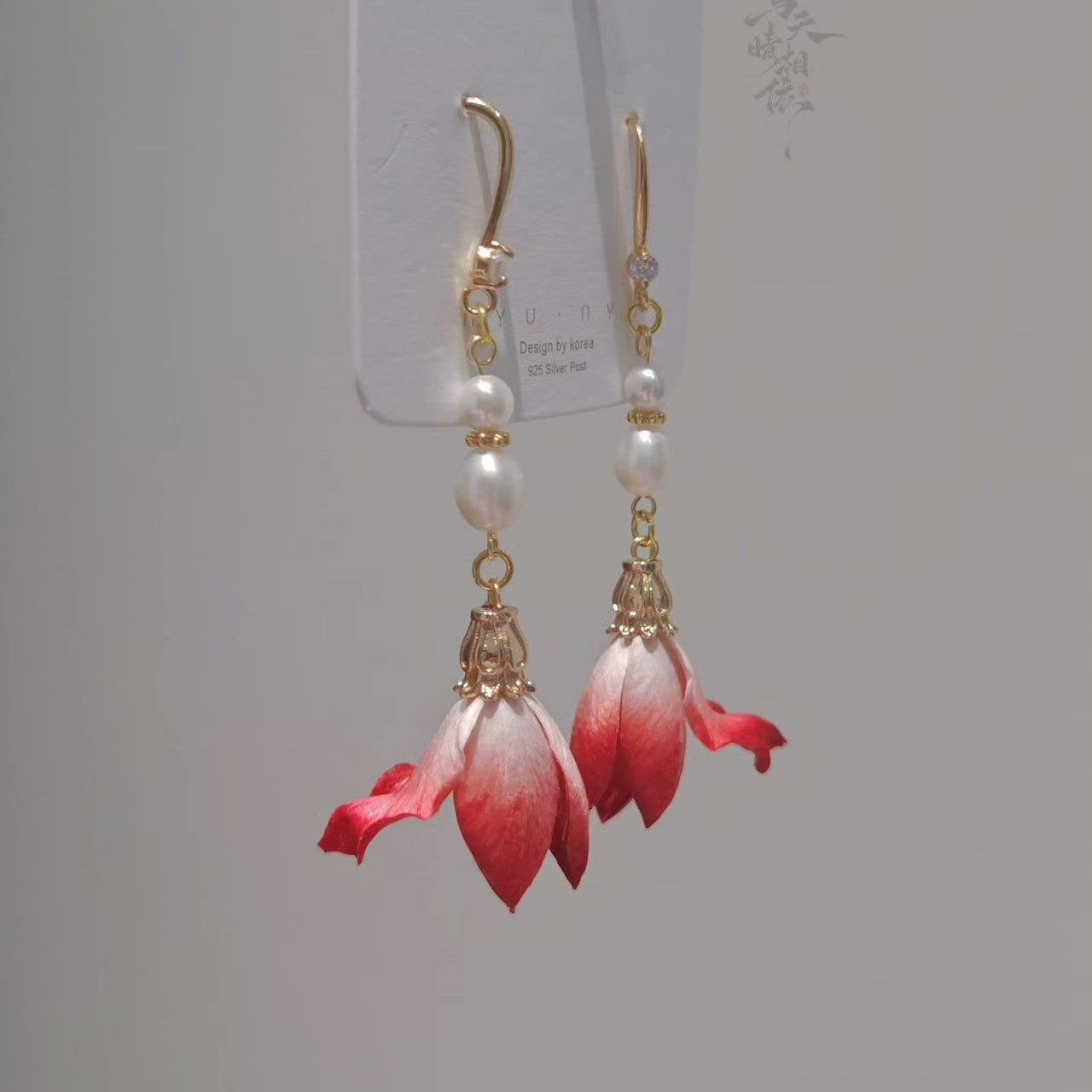 Coffret Fait Main Lys Rouge Ronghua | Épingle à Cheveux, Broche et Boucles d'Oreilles en Velours de Soie de Mûrier