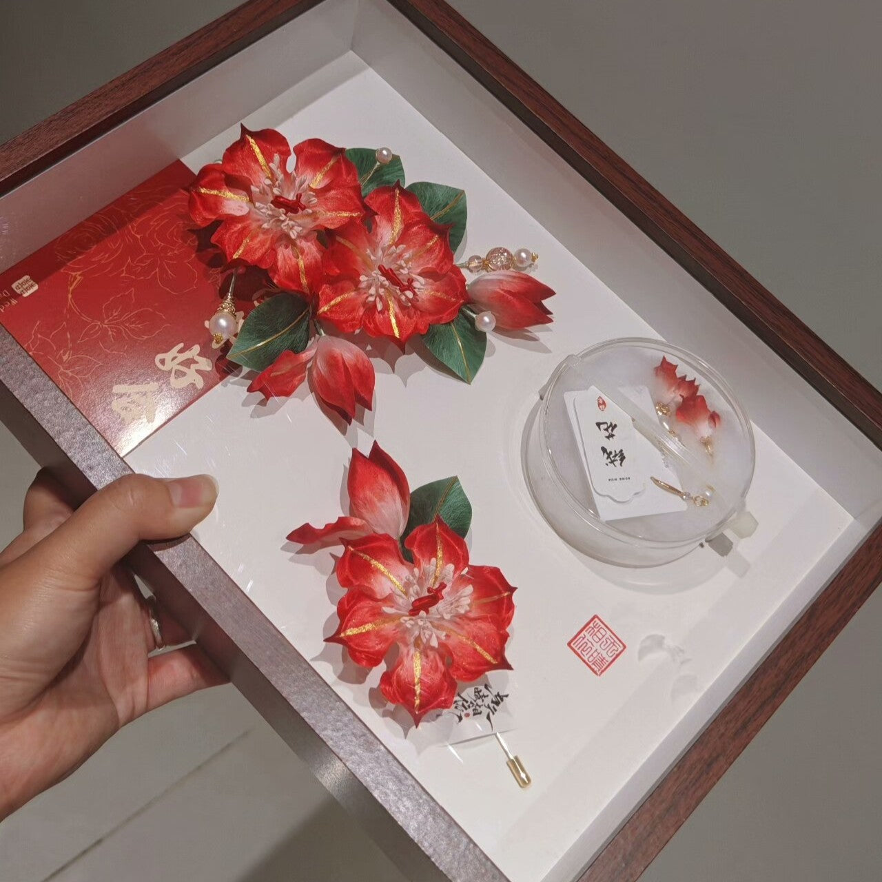 Coffret Fait Main Lys Rouge Ronghua | Épingle à Cheveux, Broche et Boucles d'Oreilles en Velours de Soie de Mûrier