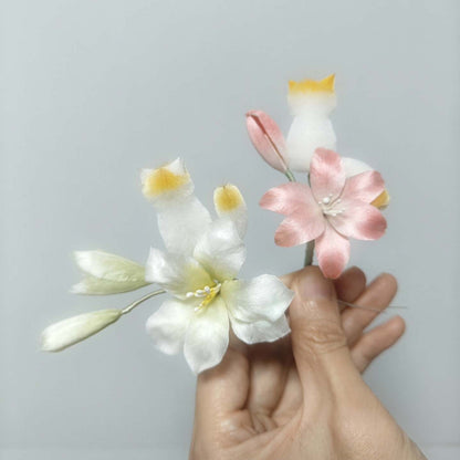 Broche chat et lys Ronghua faits à la main | Épingle chaton et fleur en velours de soie de mûrier rose et blanc