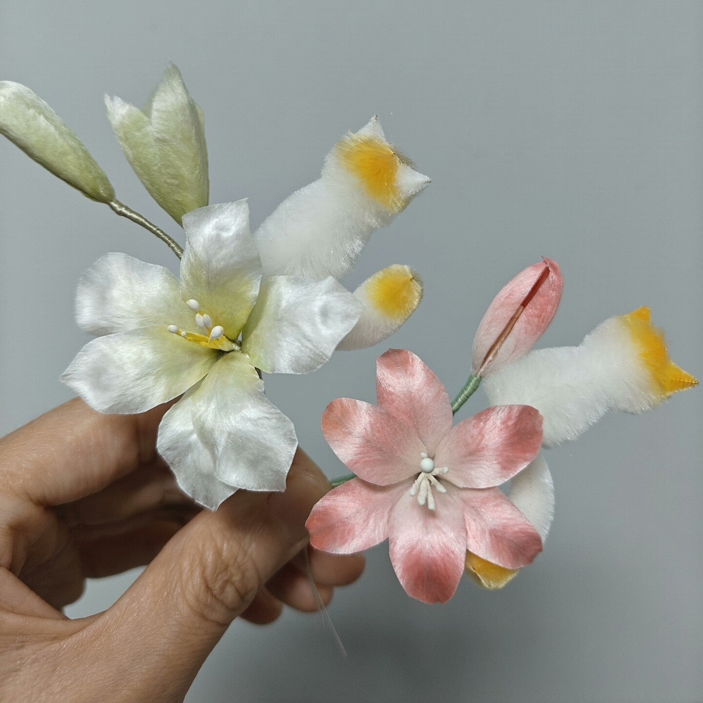 Broche chat et lys Ronghua faits à la main | Épingle chaton et fleur en velours de soie de mûrier rose et blanc