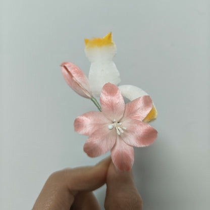Broche chat et lys Ronghua faits à la main | Épingle chaton et fleur en velours de soie de mûrier rose et blanc