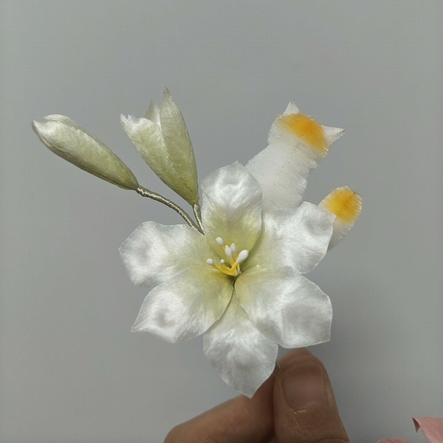 Broche chat et lys Ronghua faits à la main | Épingle chaton et fleur en velours de soie de mûrier rose et blanc