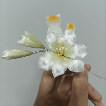 Broche chat et lys Ronghua faits à la main | Épingle chaton et fleur en velours de soie de mûrier rose et blanc