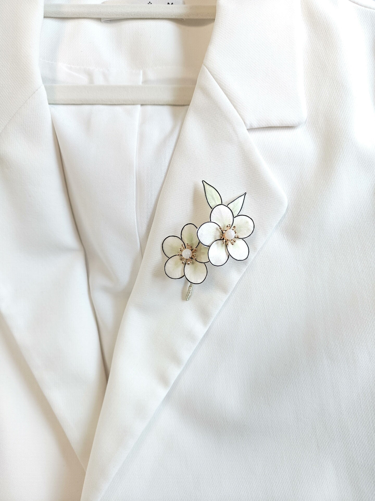 Broche fleur d'anime blanche Ronghua faite à la main | Épingle de fleur en velours de soie de mûrier ivoire