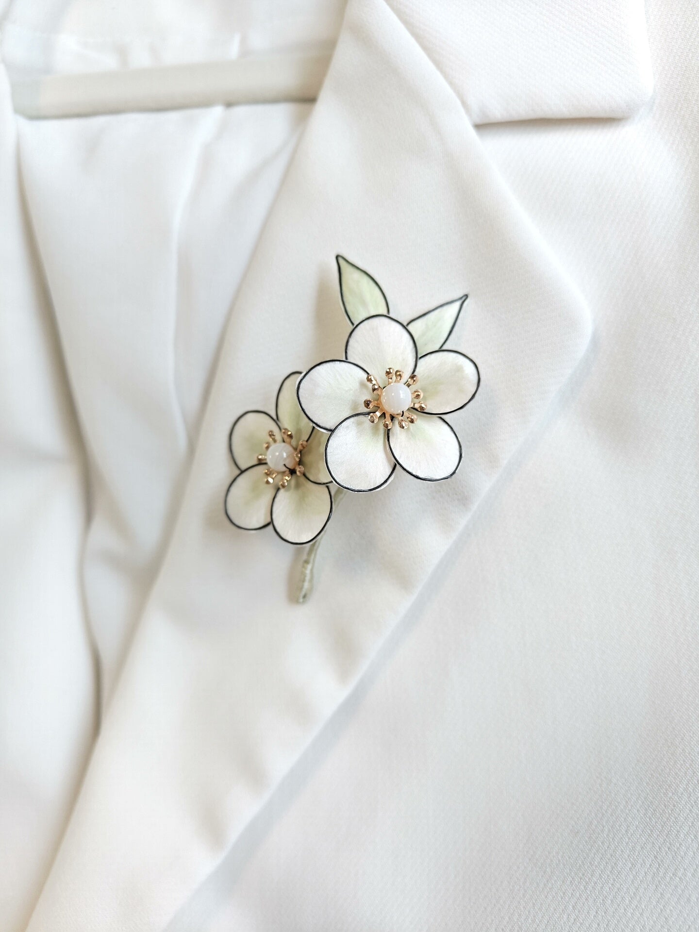 Broche fleur d'anime blanche Ronghua faite à la main | Épingle de fleur en velours de soie de mûrier ivoire