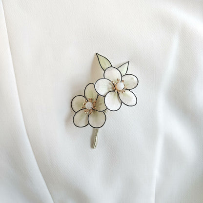 Broche fleur d'anime blanche Ronghua faite à la main | Épingle de fleur en velours de soie de mûrier ivoire