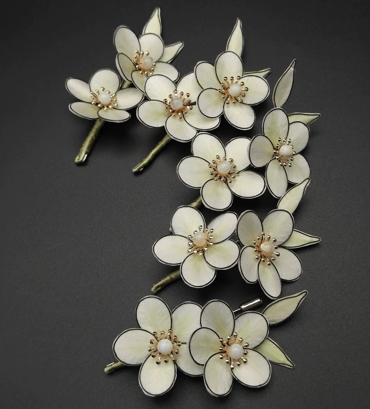 Broche fleur d'anime blanche Ronghua faite à la main | Épingle de fleur en velours de soie de mûrier ivoire