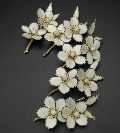 Broche fleur d'anime blanche Ronghua faite à la main | Épingle de fleur en velours de soie de mûrier ivoire