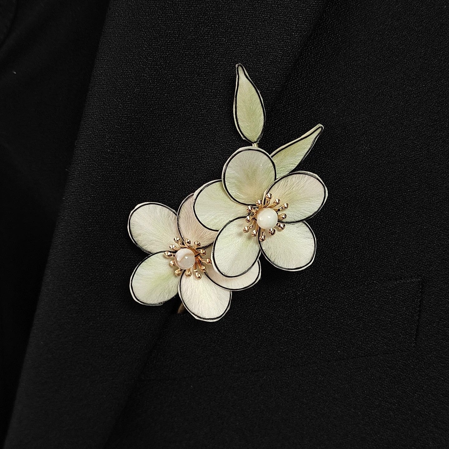 Broche fleur d'anime blanche Ronghua faite à la main | Épingle de fleur en velours de soie de mûrier ivoire