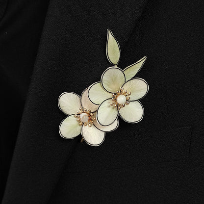 Broche fleur d'anime blanche Ronghua faite à la main | Épingle de fleur en velours de soie de mûrier ivoire