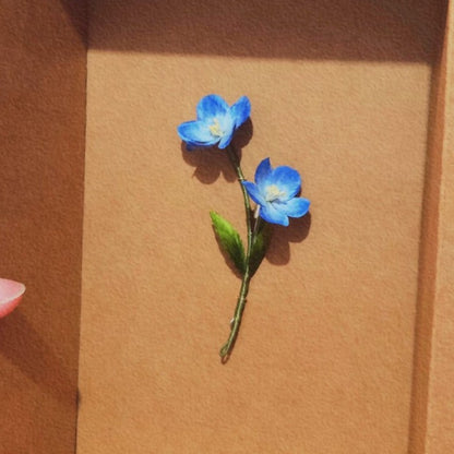 Spilla artigianale Ronghua a forma di fiore a stella | Spilla da bavero a doppio fiore in velluto di seta di gelso blu-bianco
