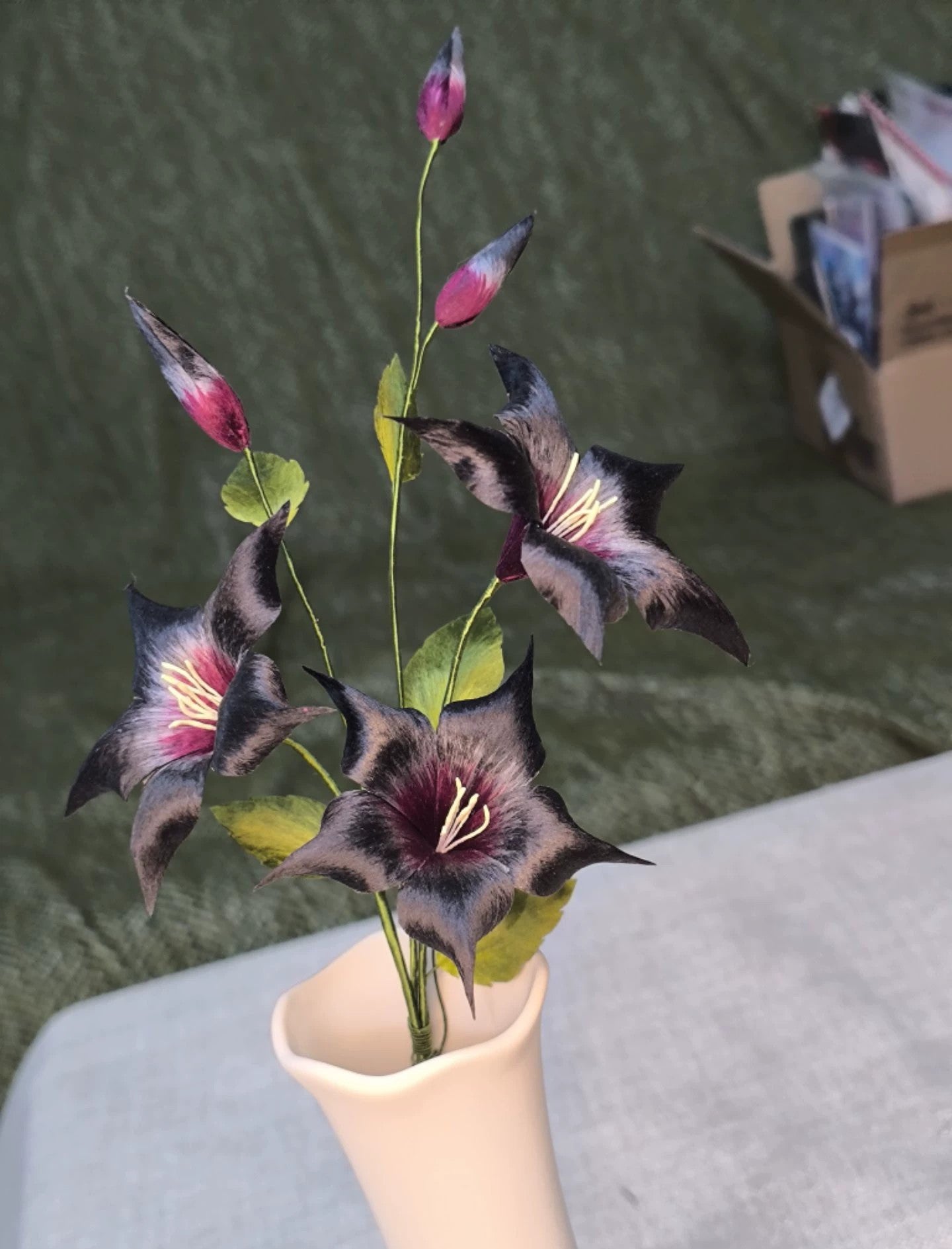 Bouquet di Fiori di Datura Neri e Rossi Ronghua Fatti a Mano | Grappolo di Fiori Triplo Mandala in Velluto di Seta di Gelso