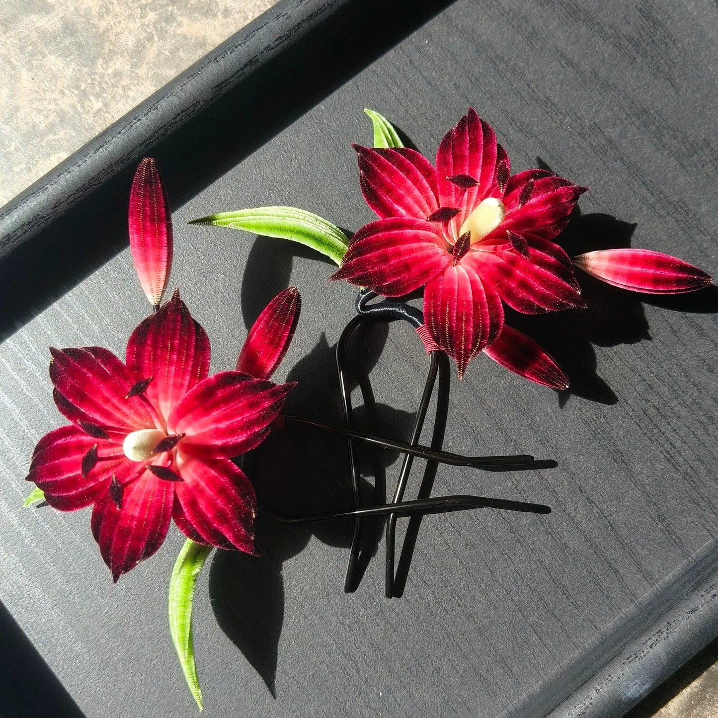 Épingle à Cheveux Faite Main Fleur de Lys Ronghua – Fleur en Velours de Soie de Mûrier Naturelle