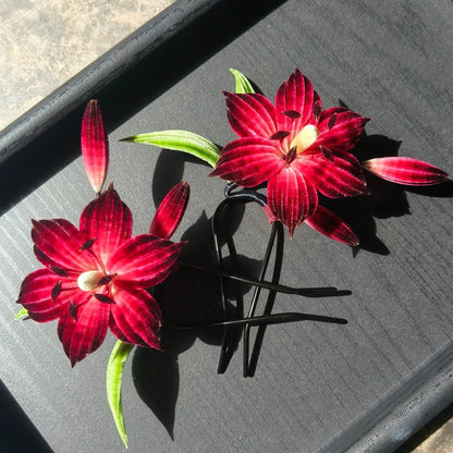 Épingle à Cheveux Faite Main Fleur de Lys Ronghua – Fleur en Velours de Soie de Mûrier Naturelle