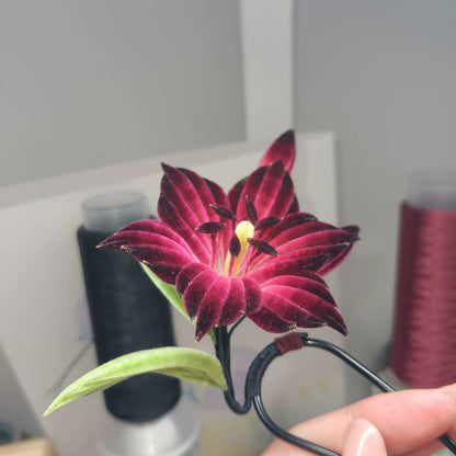 Épingle à Cheveux Faite Main Fleur de Lys Ronghua – Fleur en Velours de Soie de Mûrier Naturelle