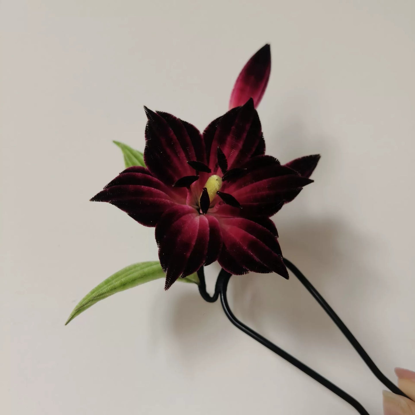 Épingle à Cheveux Faite Main Fleur de Lys Ronghua – Fleur en Velours de Soie de Mûrier Naturelle