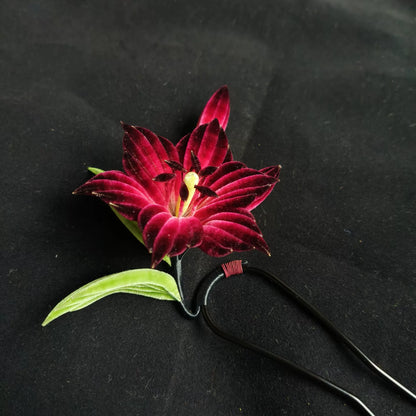 Épingle à Cheveux Faite Main Fleur de Lys Ronghua – Fleur en Velours de Soie de Mûrier Naturelle