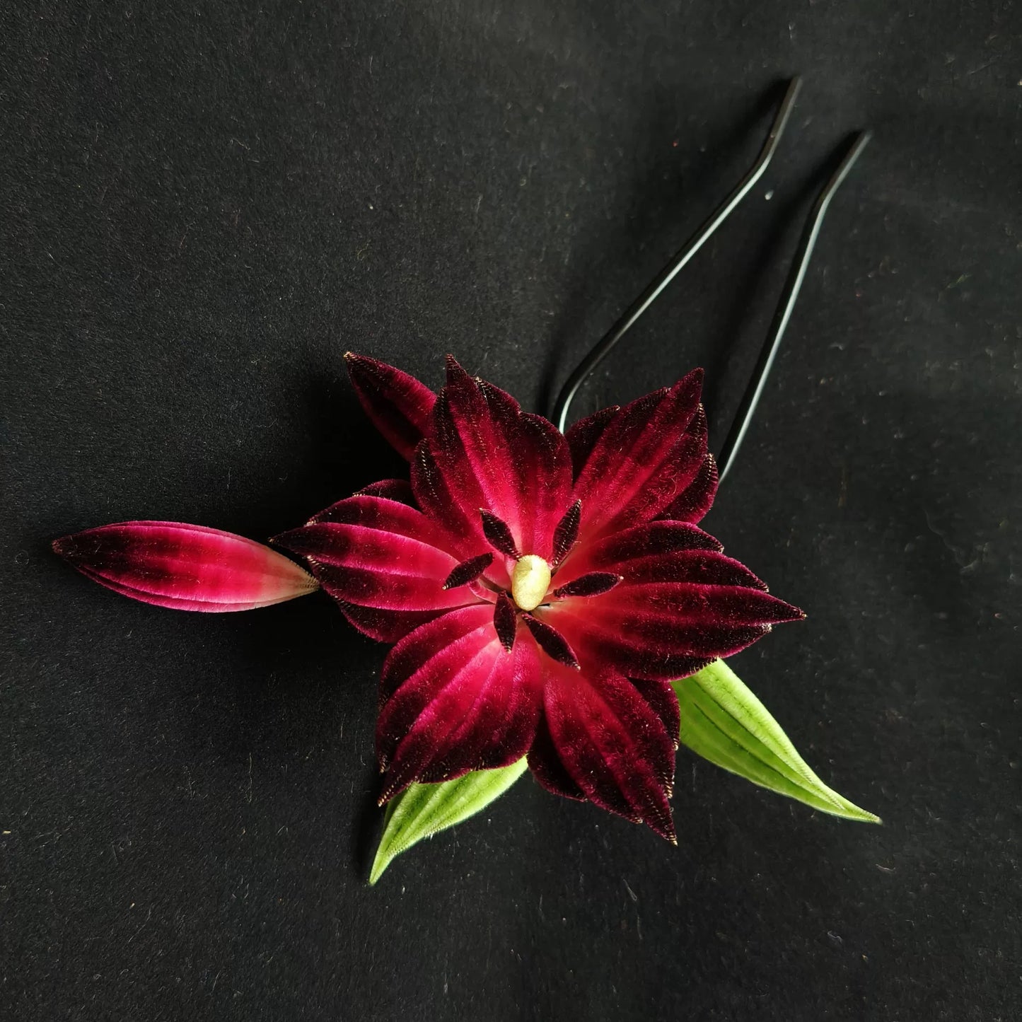 Épingle à Cheveux Faite Main Fleur de Lys Ronghua – Fleur en Velours de Soie de Mûrier Naturelle