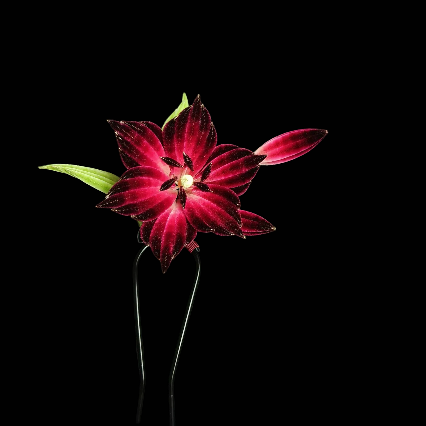 Épingle à Cheveux Faite Main Fleur de Lys Ronghua – Fleur en Velours de Soie de Mûrier Naturelle