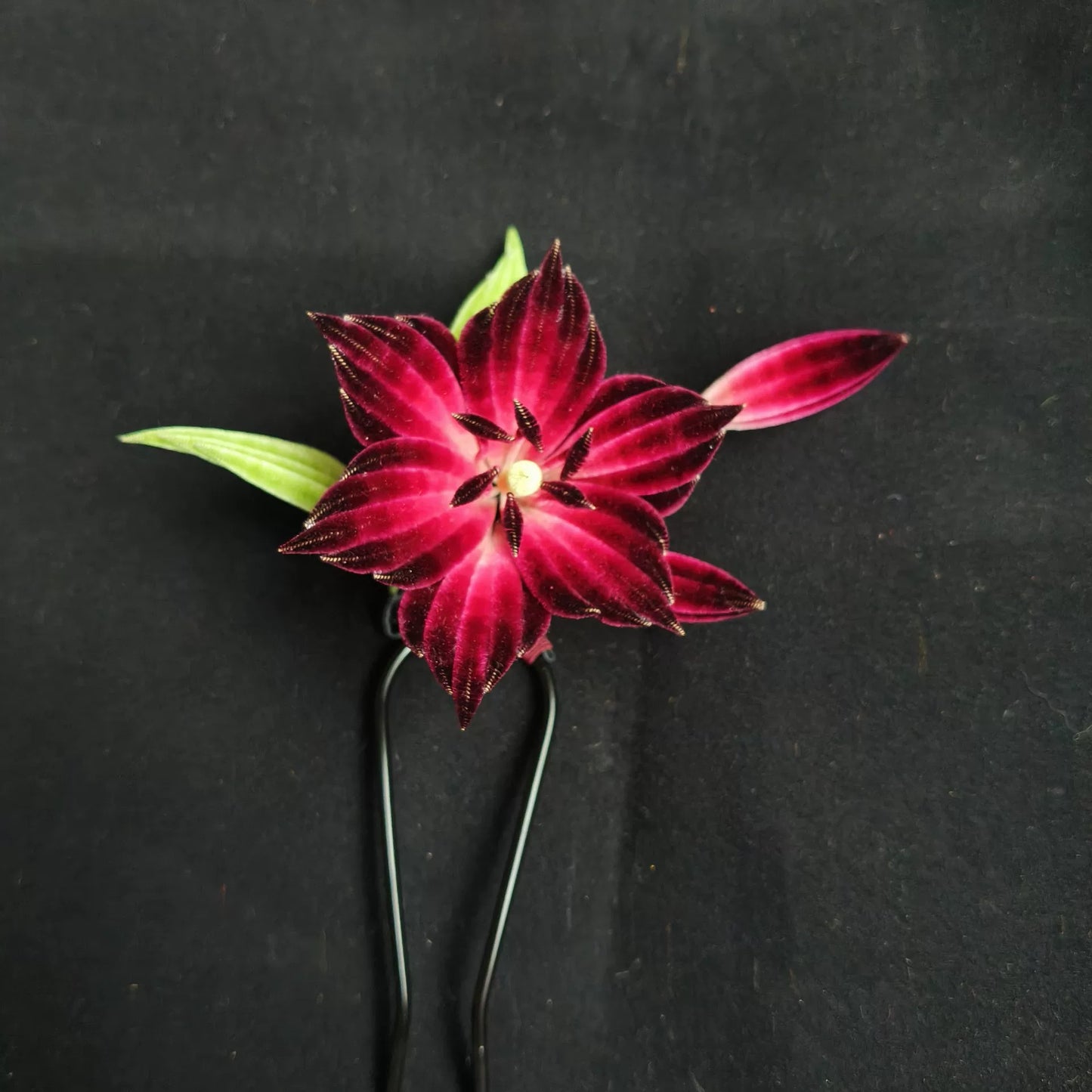 Épingle à Cheveux Faite Main Fleur de Lys Ronghua – Fleur en Velours de Soie de Mûrier Naturelle