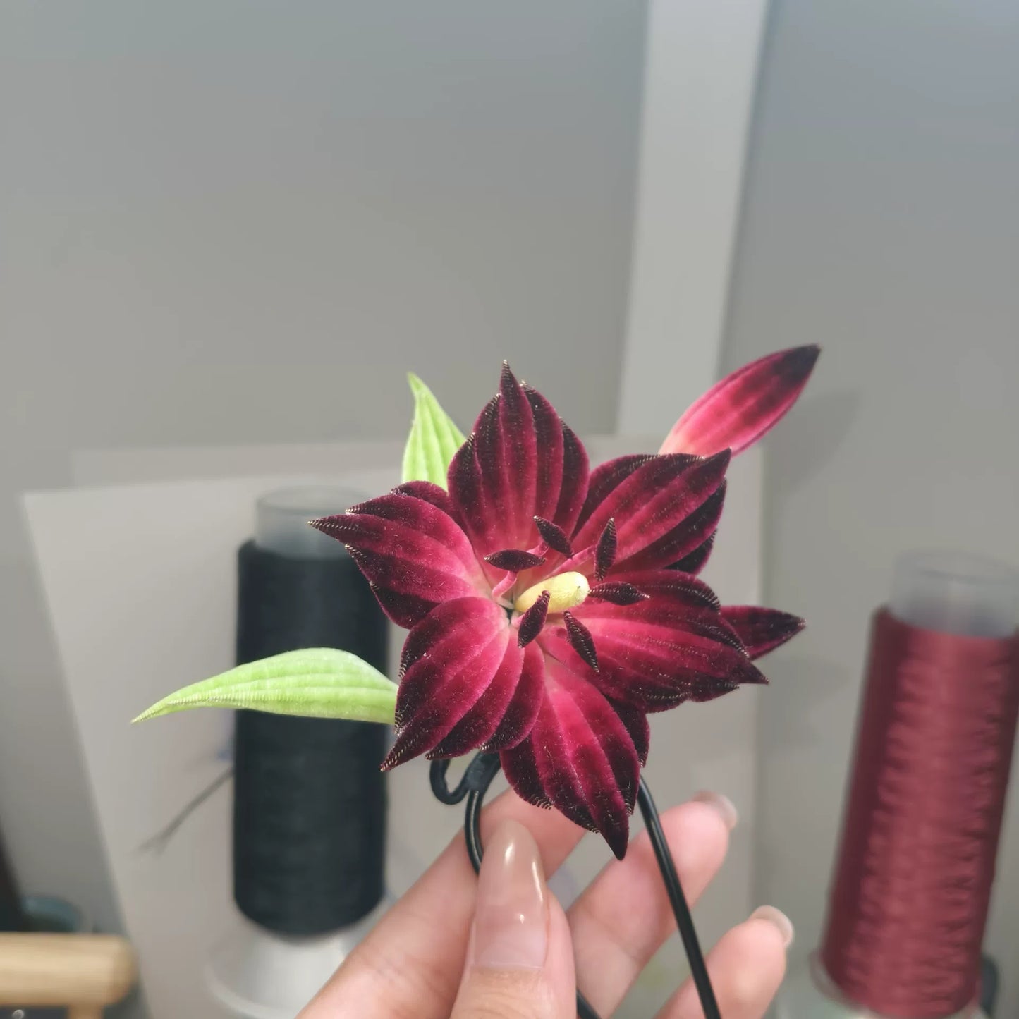 Épingle à Cheveux Faite Main Fleur de Lys Ronghua – Fleur en Velours de Soie de Mûrier Naturelle