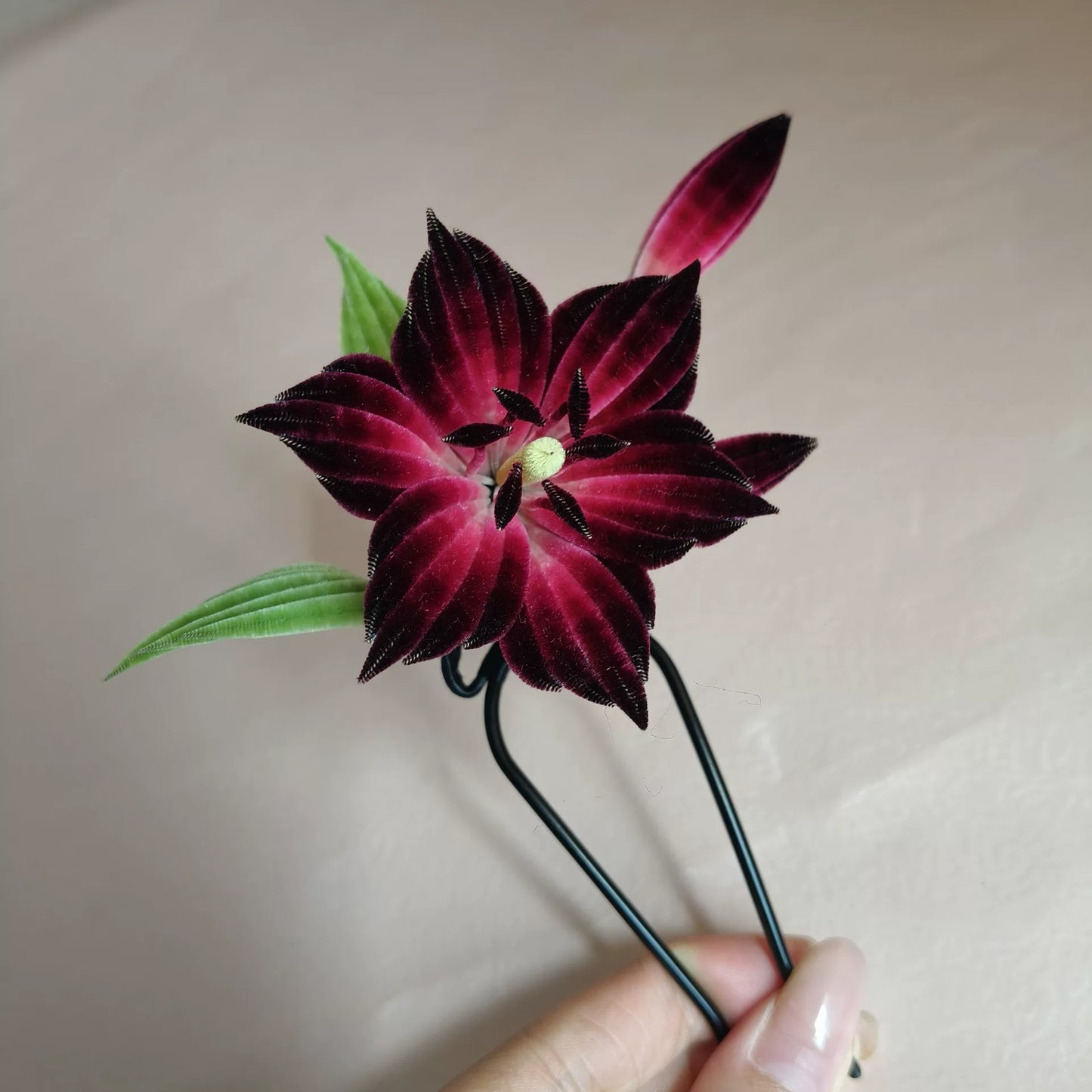 Épingle à Cheveux Faite Main Fleur de Lys Ronghua – Fleur en Velours de Soie de Mûrier Naturelle