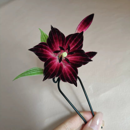 Épingle à Cheveux Faite Main Fleur de Lys Ronghua – Fleur en Velours de Soie de Mûrier Naturelle